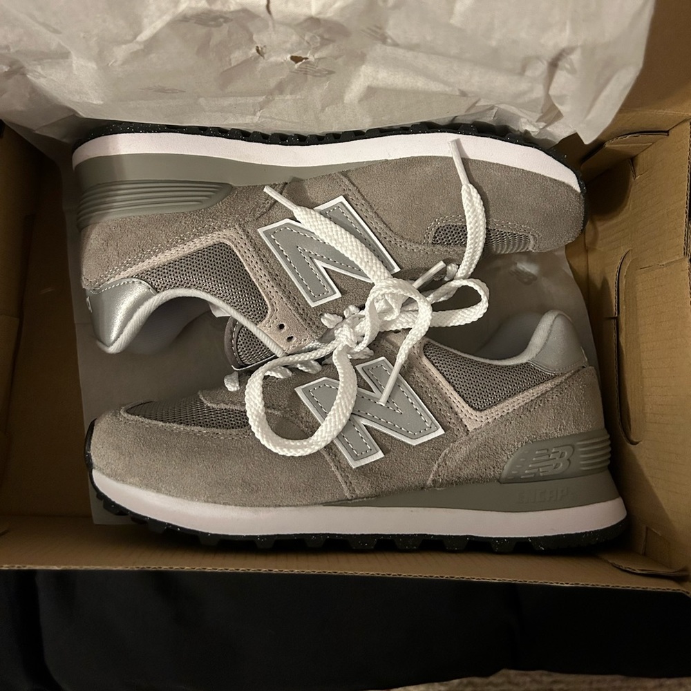 Women’s gray New Balance 574 V2 Essential Sneaker size 6.5